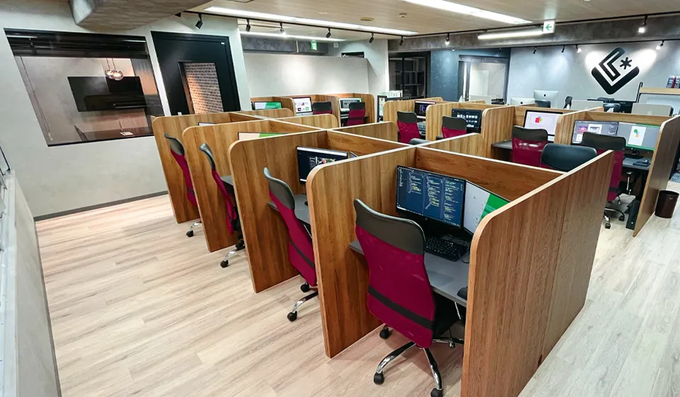 エルバイエル堺筋本町事業所のフロアになります！こちらで毎日利用者様が訓練に取り組んでいます！